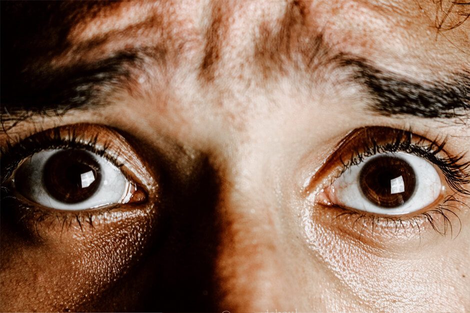 Thema: Angst - angsterfüllte Augen blicken dich an